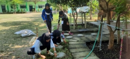 Membersihkan halaman sekolah Smk mutu Pasuruan (Dok. pribadi)