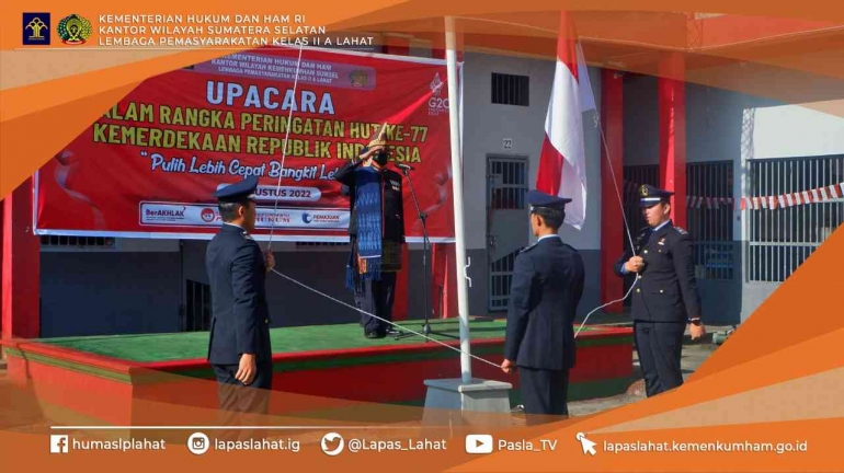 Momen sakral saat petugas Lapas Lahat melakukan pengibaran sang sakaa merah putih diiringi lagu Indonesia Raya.   (dokpri)