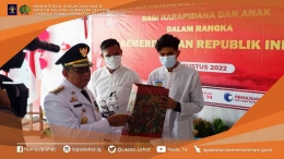 Wakil Bupati Lahat H. Hariyanto saat menyerahkan bingkisan di acara penyerahan remisi Kemerdekaan HUT RI Ke 77
