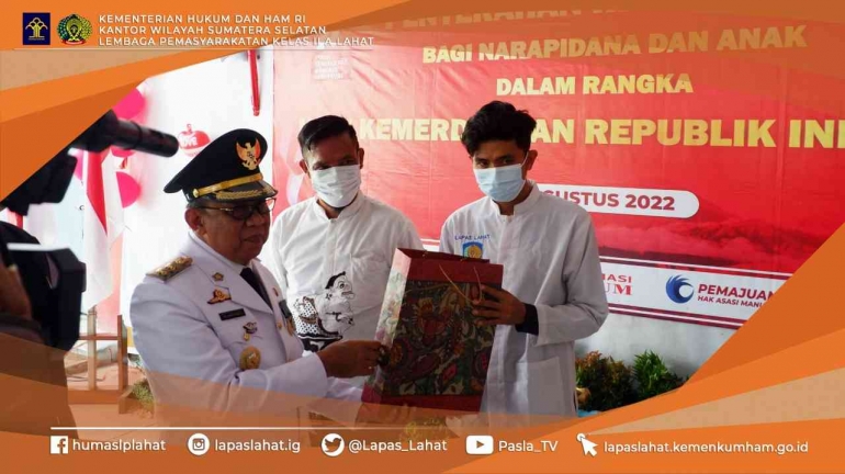 Wakil Bupati Lahat H. Hariyanto saat menyerahkan bingkisan di acara penyerahan remisi Kemerdekaan HUT RI Ke 77