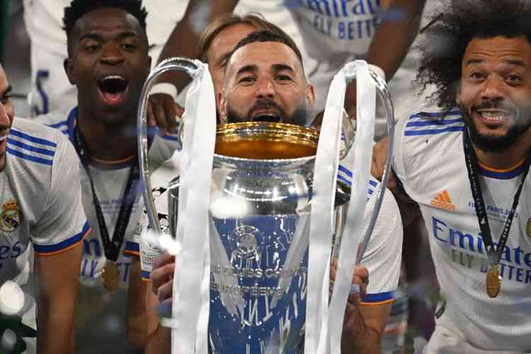 Karim Benzema angkat trofi Liga Champions 2021/2022 bersama Real Madrid, kalahkan Liverpool 1-0, Minggu (29/5/2022): AFP/PAUL ELLIS via Kompas.com