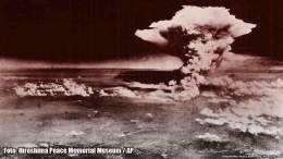 Bom nuklir pertama yang dijatuhkan dari pesawat Amerika di kota Hiroshima, Jepang tanggal 6 Agustus 1945. Foto: Hiroshima Peace Memorial Museum/AP
