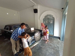 Wisatawan swafoto dengan mobil lawas Bung Karno di Istana Gebang, Kota Blitar. - dok. Moch. Luki Azhari