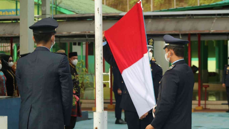 Pengibaran bendera Merah Putih. dok Humas Lapas Narkotika Samarinda 