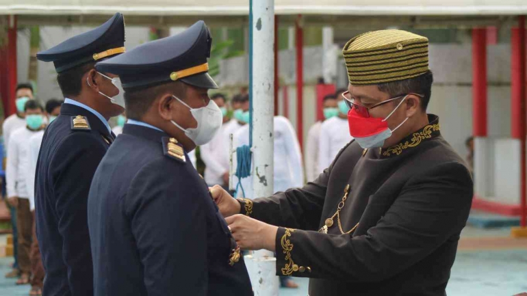 Penyematan Satyalancana Karya Satya oleh Kalapas kepada dua orang petugas yang telah mengabdi lebih dari 20 tahun. dok. Humas Lapas Narkotika Samarinda 