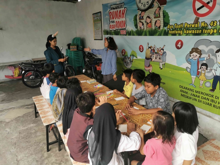 Kegiatan bimbel dan literasi bahasa Inggris di RW 04, Kelurahan Cacaban, Kecamatan Magelang Tengah, Kota Magelang. Foto: Dokumentasi Pribadi.