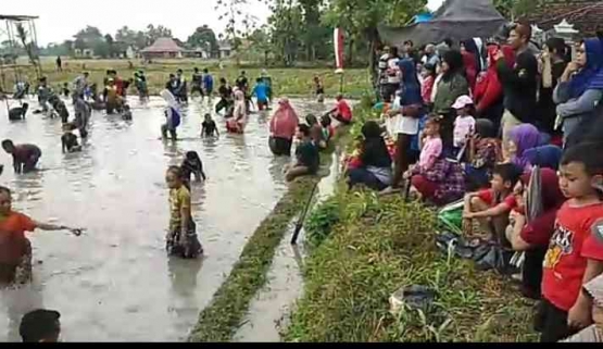 Lomba tangkap lele rame-rame (dokumentasi mbah kung) 