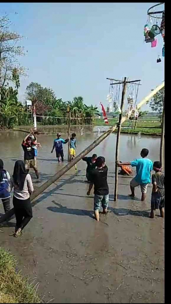 Perlombaan panjat pinang di tengah kolam berlumpur (dokumentasi mbah kung) 