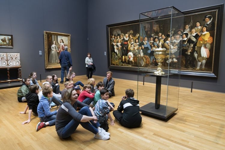 Pengunjung beragam usia menikmati karya seni di Rijksmuseum, museum yang didedikasikan untuk seni dan sejarah di Amsterdam, (10/5/2017). (SHUTTERSTOCK/VILLOREJO via kompas.com)