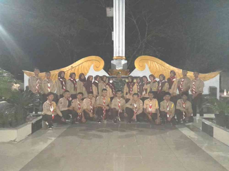 Saka Wira Kartika HST foto bersama setelah upacara apel kehormatan & renungan suci di TMP Kesuma Bangsa Batu Benawa (17/08/2022)