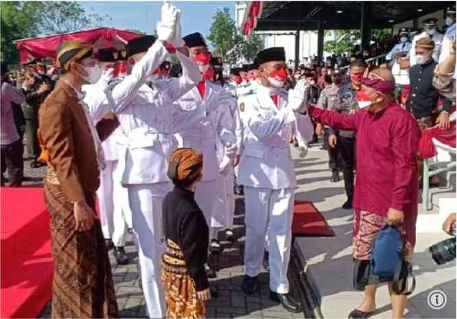 Pasukan pengibar bendera d Solo. Tempo.co