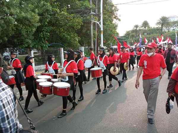 Marching band dan para peserta Tapak Tilas memasuki Jalan Pegangsaan Timur (Dokpri)