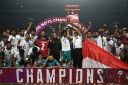 Timnas U16 Indonesia bersama Menpora Zainudin Amali (tengah) merayakan kemenangan seusai mengalahkan Vietnam saat laga final AFF U16 2022 di Stadion Maguwoharjo, Sleman, D.I Yogyakarta, Jumat (8/12/2022). (ANTARA FOTO/Andreas Fitri Atmoko via kompas.com)
