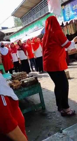 Peserta upacara menyanyikan lagu Indonesia Raya dipimpin dirigen. Foto: dokpri.