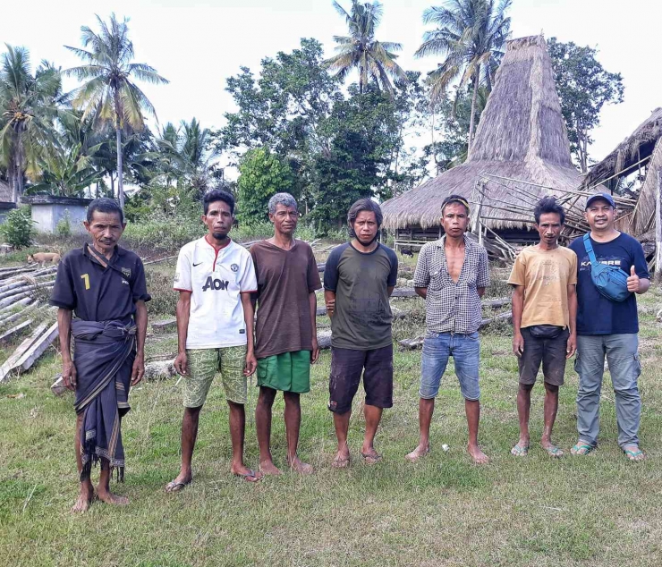 Penulis (kanan) bersama sebagian warga Parona (kampung) Bongu ) di Desa Ana Kaka, Kecamatan Kodi, Kabupaten Sumba Barat Daya (Dokpri)