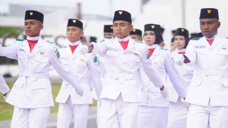 Foto Paskibraka pada saat melakukan Pengibaran Bendera Merah Putih di PLBN Sebatik, Perbatasan Indonesia Malaysia. Sumber: FMSI