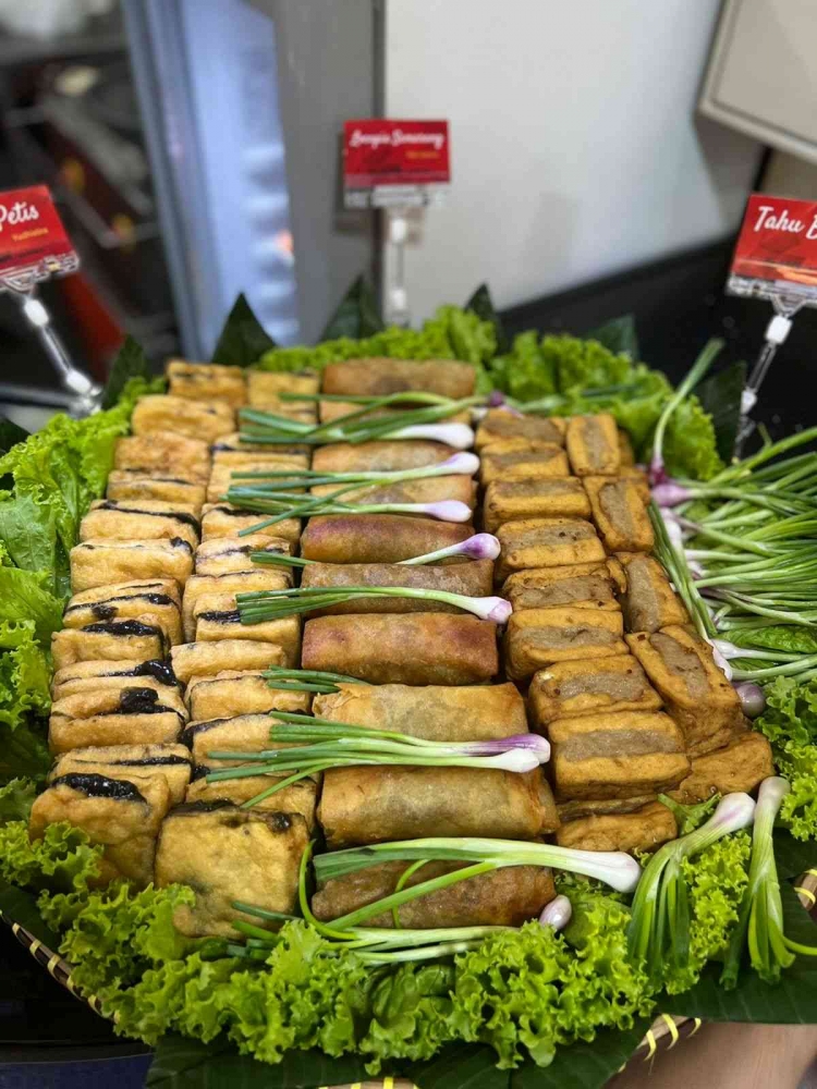 Aneka sajian makanan khas daerah yang ditawarkan di Festival Kuliner Daerah oleh KAI Services. (foto : dokpri)