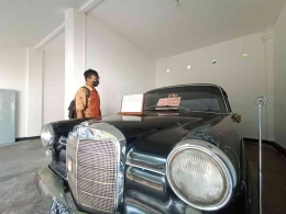 Salah seorang pengunjung lebih dekat melihat keindahan mobil Bung Karno - dok. Moch. Luki Azhari