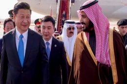Xi Jinping disambut di bandara Riyadh oleh Pangeran Mohammed bin Salman. (AFP via bbc.com)