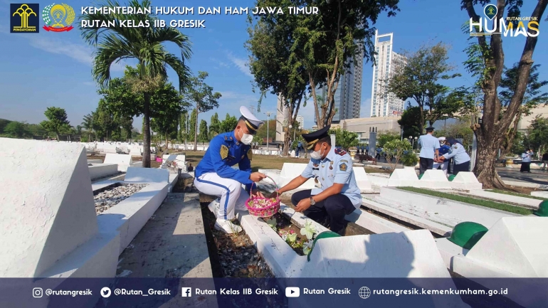 Karutan Gresik Menabur Bunga di Taman Makam Pahlawan Surabaya. Foto : Dok. Humas Rutan Gresik 