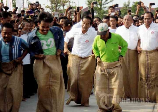 Presiden Jokowi ikut balap karung dalam rangka memeriahkan HUT RI ke-69, tahun 2014 di Waduk Pluit, Jakut. Dok Kompas Images/Roderick Adrian Mozes