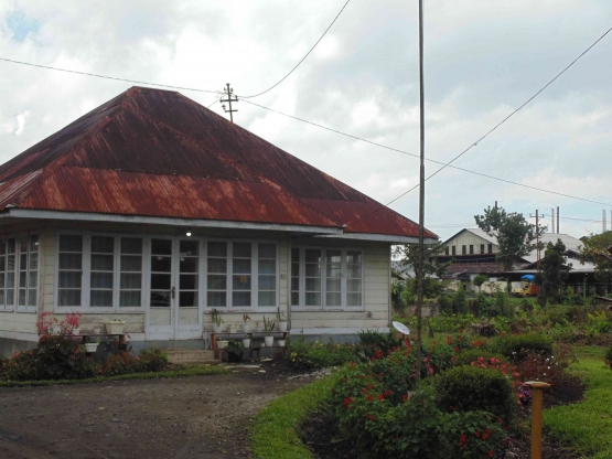 Rumah di kebun teh Kayu Aro kini/Foto: Fatmi Sunarya
