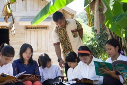 Para peserta didik berbagai kalangan usia nampak sibuk membaca di kelas literasi guru Nurdin/Foto: Komunitas Akar Bukit