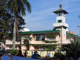 Masjid At-Thohiriyah dilihat dari Alun-Alun Empang (Foto koleksi pribadi)