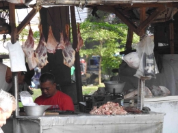 Penjual daging kambing yang banyak terdapat di alun-alun. Naksir kepala kambingnya tuh (Foto koleksi pribadi)