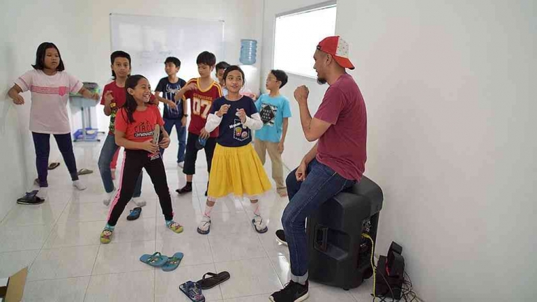 Murid-murid SD Gemala Ananda, Lebak Bulus, Jakarta, berlatih menyanyi lagu anak dan lagu daerah di sekolahnya (KOMPAS/HENDRA A SETYAWAN)