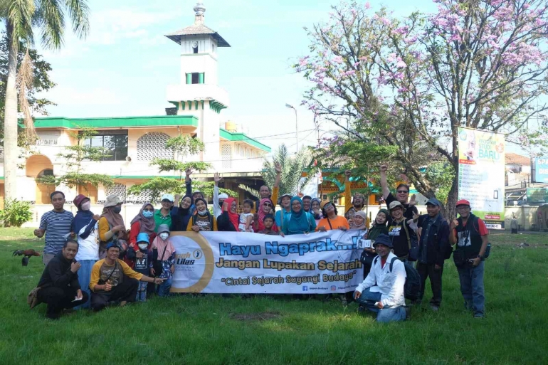 Rombongan komunitas Napak Tilas Peninggalan Budaya (NTPB) siap ngaprak (Foto koleksi kang Dadan P. - NTPB)