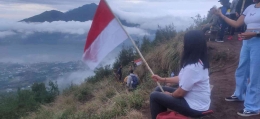 Seorang Pendaki Mengibarkan Bendera Di Puncak Gunung Batur | Dokumentasi Pribadi