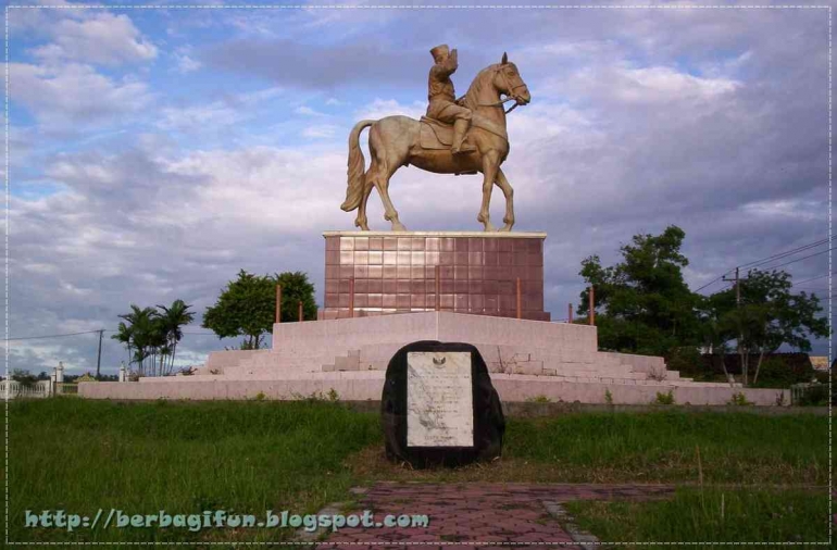 Patung Urip dengan kudanya di depan monumen di Purworejo. (Berbagifun Blogspot)