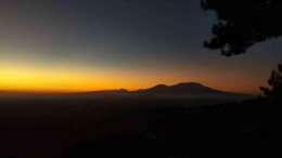 Sunrise view dari Bukit Mahadewa. Sumber: PDD Kelompok 261