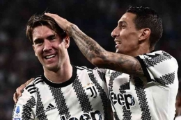Angel Di Maria dan Dusan Vlahovic akan menjadi andalan Juventus pada musim 2022/23 ini. Foto: AFP/Marco Bertorello via Kompas.com