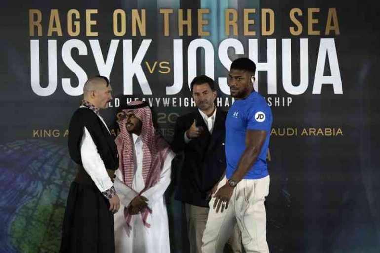 Face off dalam Press Conference Usyk vs Joshua 2 (Foto: AP Photo/Hassan Ammar via mlive.com)