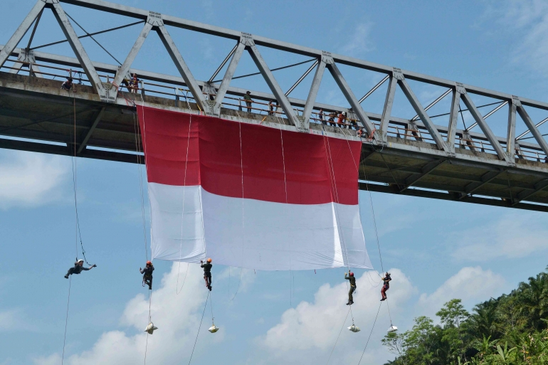 Pengibaran bendera raksasa di Jembatan Citarum Cipatat