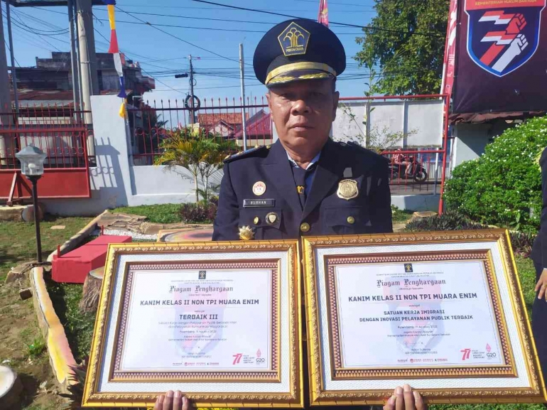 Kasubag Tata Usaha, Burhanuddin Pulungan menerima 2 penghargaan pelayanan publik dalam rangka HDKD (Sumber: dokumentasi Humas Imigrasi Muara Enim) 