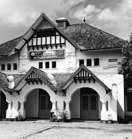 Gedung Bosbow dalam tampilan hitam putih (dokpri by IYeeS) 