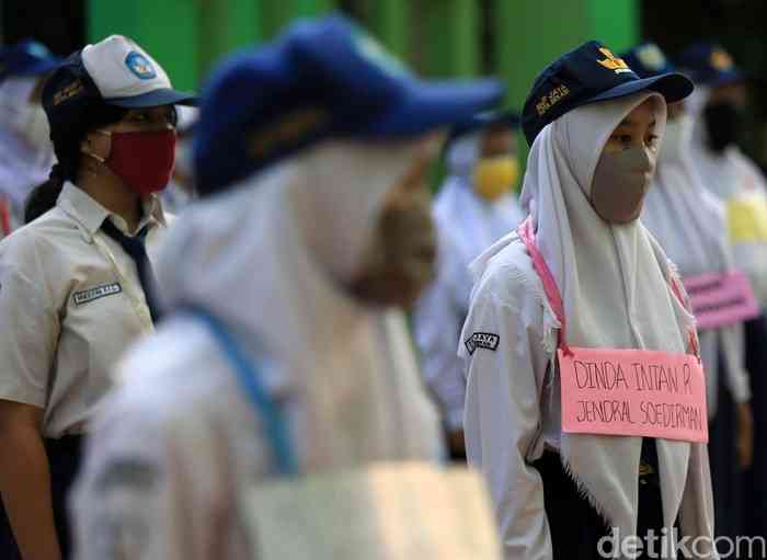 Ilustrasi murid memakai jilbab pada kegiatan MPLS | foto: Detik.com/Agung Pambudhy