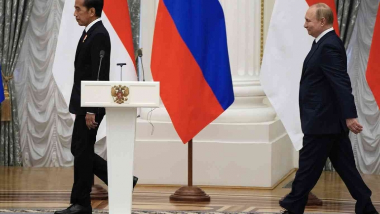  Presiden Indonesia dan Putin memasuki aula konferensi pers pertemuan di Moskow,30 Jun2022. | EPA/ALEXANDER ZEMLIANICHENKO/AP POOL/ POOL/TASS