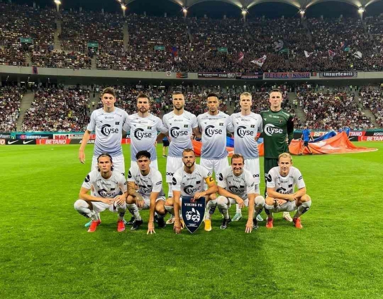 Skuad Viking FK yang diperkuat pemain naturalisasi Indonesia Shayne Pattynama yang mengalahkan Steaua Bucharest 1-2 ( Sosmed Official Viking FK )