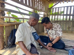 Pemeriksaan Kesehatan Terhadap Warga Desa Tisnogambar/dokpri