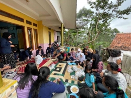 Praktek Pembuatan Ecobrick di Desa Nengkelan (dokpri)