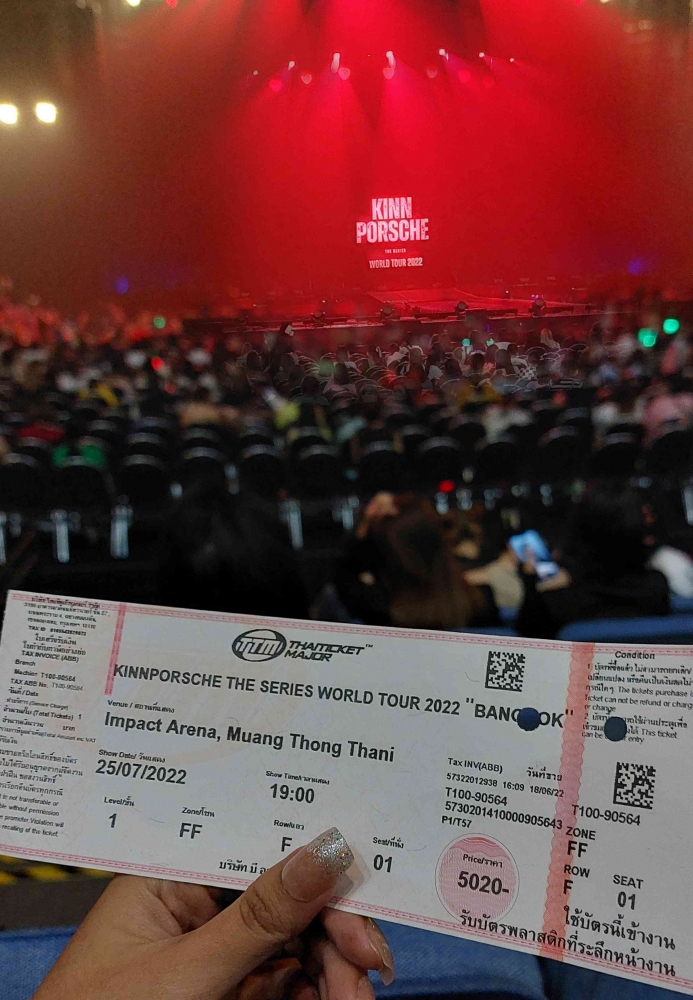Posisi duduk saat konser dengan tiket yang saya beli dari teman di area venue (koleksi pribadi)