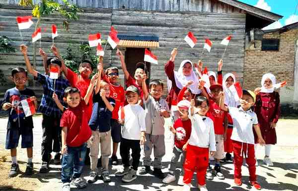 Anak-anak turut serta merasa bahagia pada momen perayaan HUT ke-77 Kemerdekaan RI. Dokpri