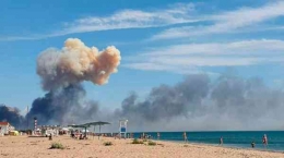 Banyak ledakan besar telah terjadi di semenanjung Krimea setelah serangan Bandara Militer Rusia Saky (Foto: AP)