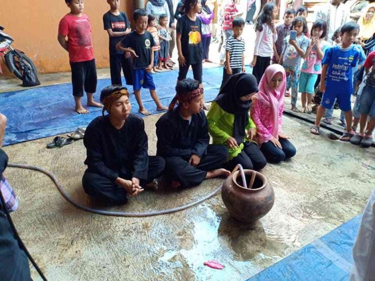 Ritual Nalian Cai Tujuh Sumur. Sumber : Facebook Deden Bejo