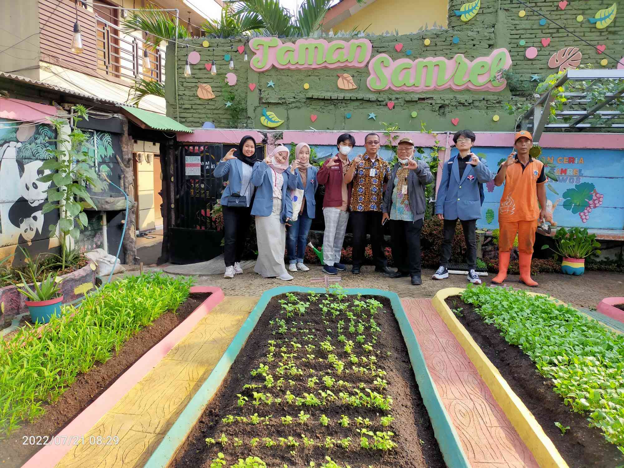 Ada Perkebunan Urban Farming Di Bawah Flyover Dan Samping Rel Kereta ...