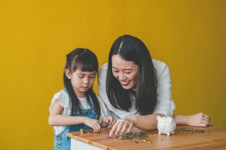 Ilustrasi orangtua mengajarkan anak menabung dan merencanakan keuangan untuk masa depan anak. Sumber: Kompas.com 